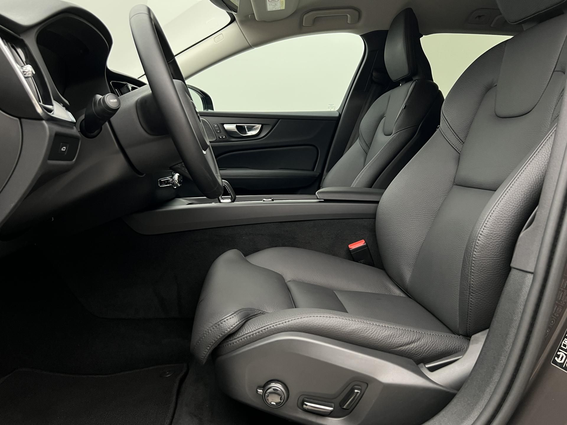 Volvo V60, B4 DARK PLUS AUT - fotka 3