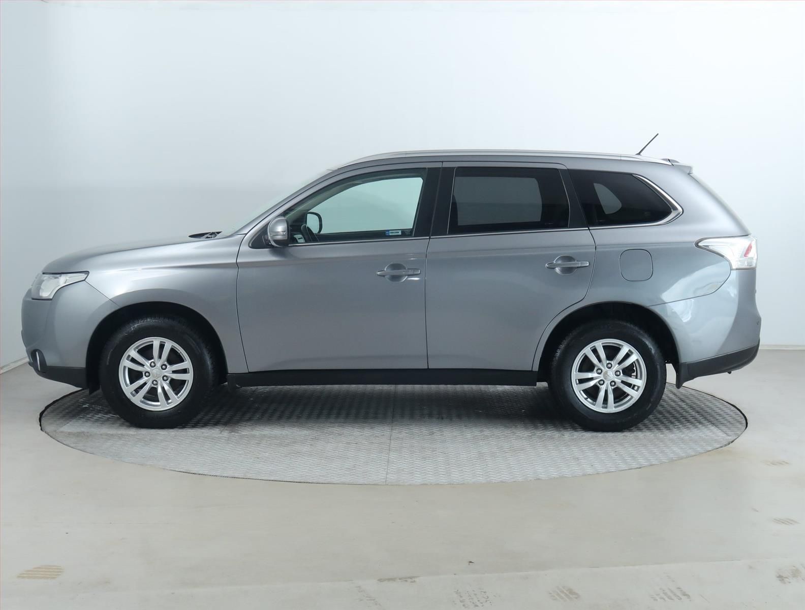 Mitsubishi Outlander, 2.0, ČR,1.maj, Serv.kniha - fotka 3