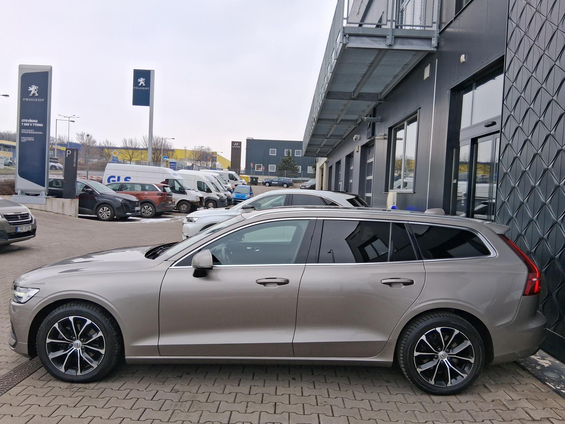 Volvo V60, MOMENTUM 2.0 D3 110 kW - fotka 4