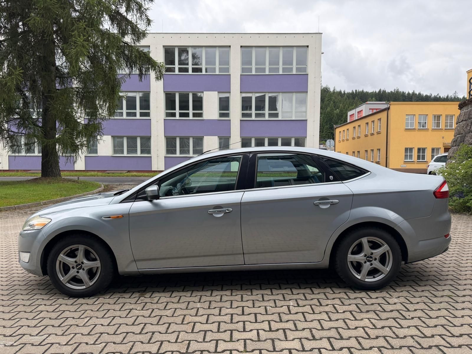 Ford Mondeo, 2,0i 16V Ghia / servis.kn. / - fotka 2