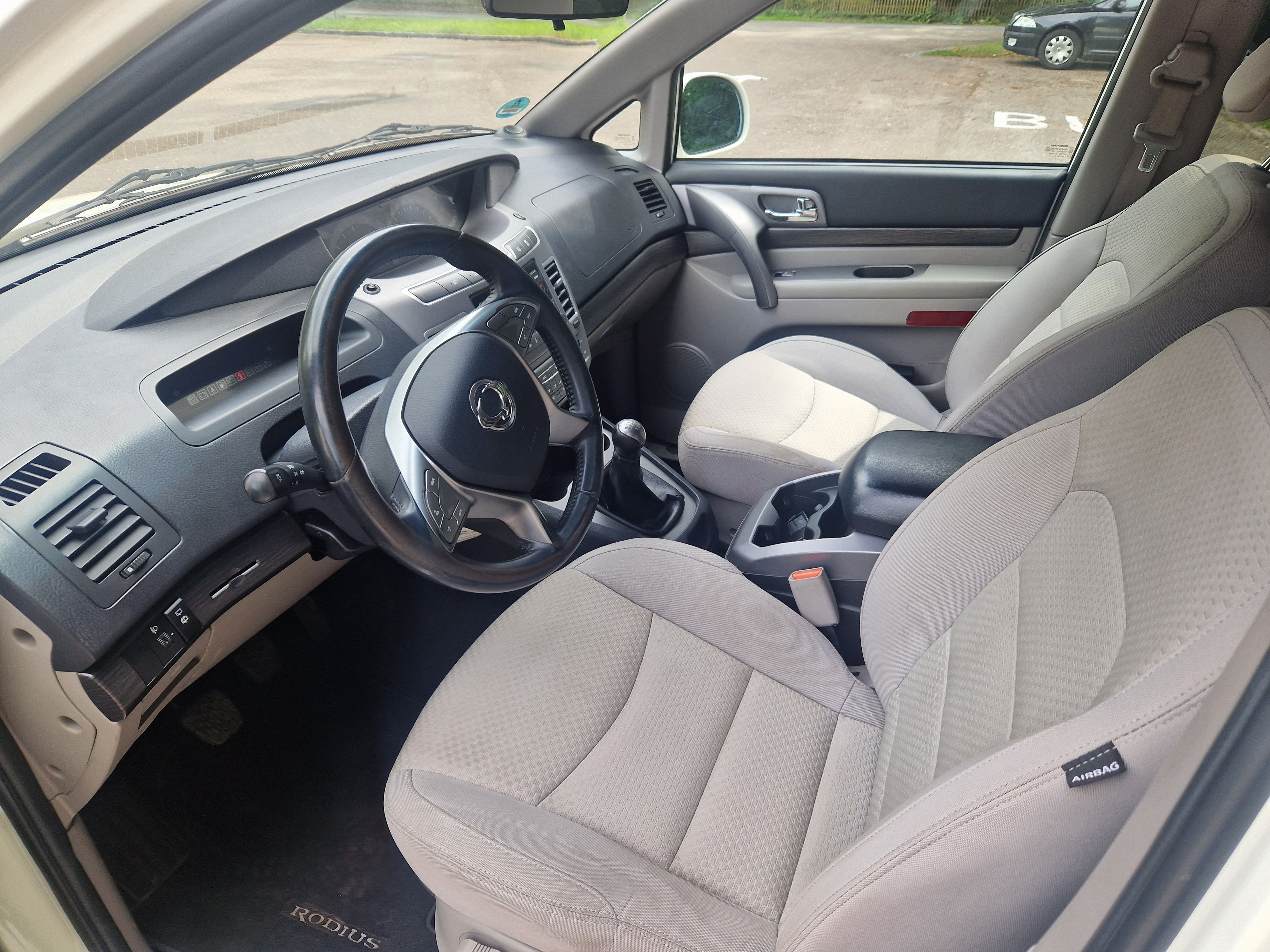 SsangYong Rodius, 2.2 XDi 131 kW - 7 MÍST - fotka 6