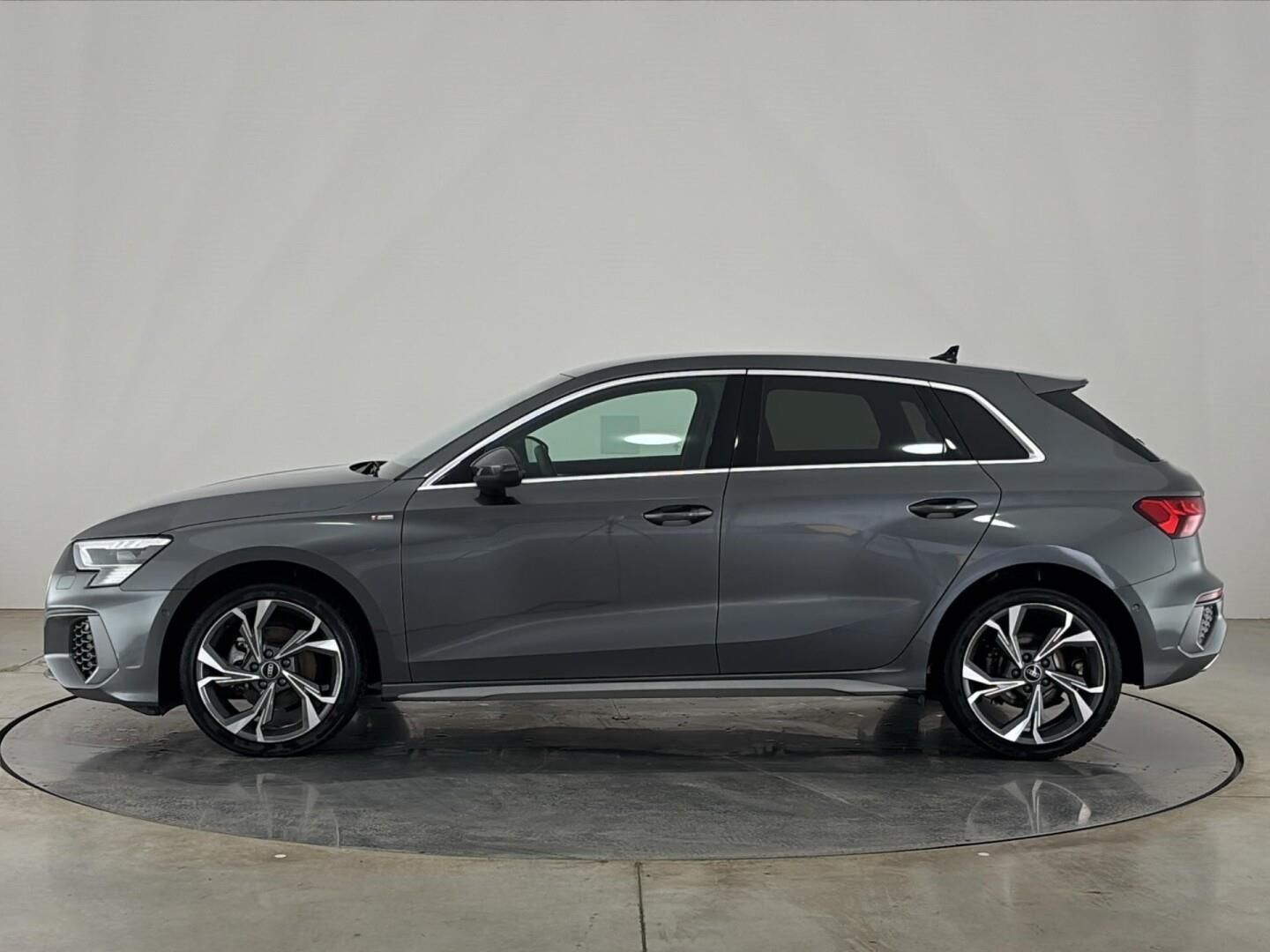 Audi A3, 1.5 TSI / 110 kW S-Line Sportb - fotka 3