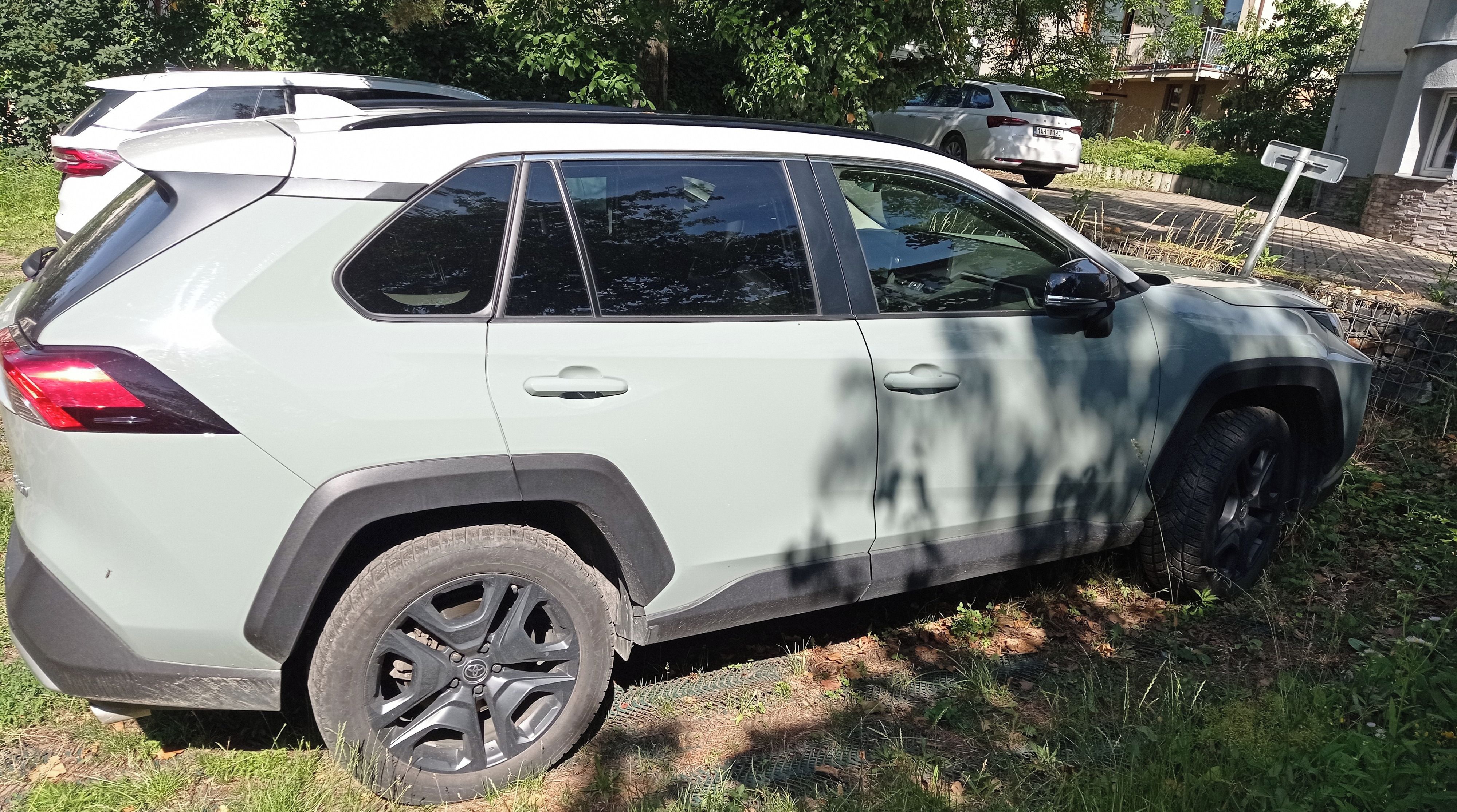 Toyota Rav4, 2.5HEV 4x4 ADVENTURE + SKYVIEW - fotka 4