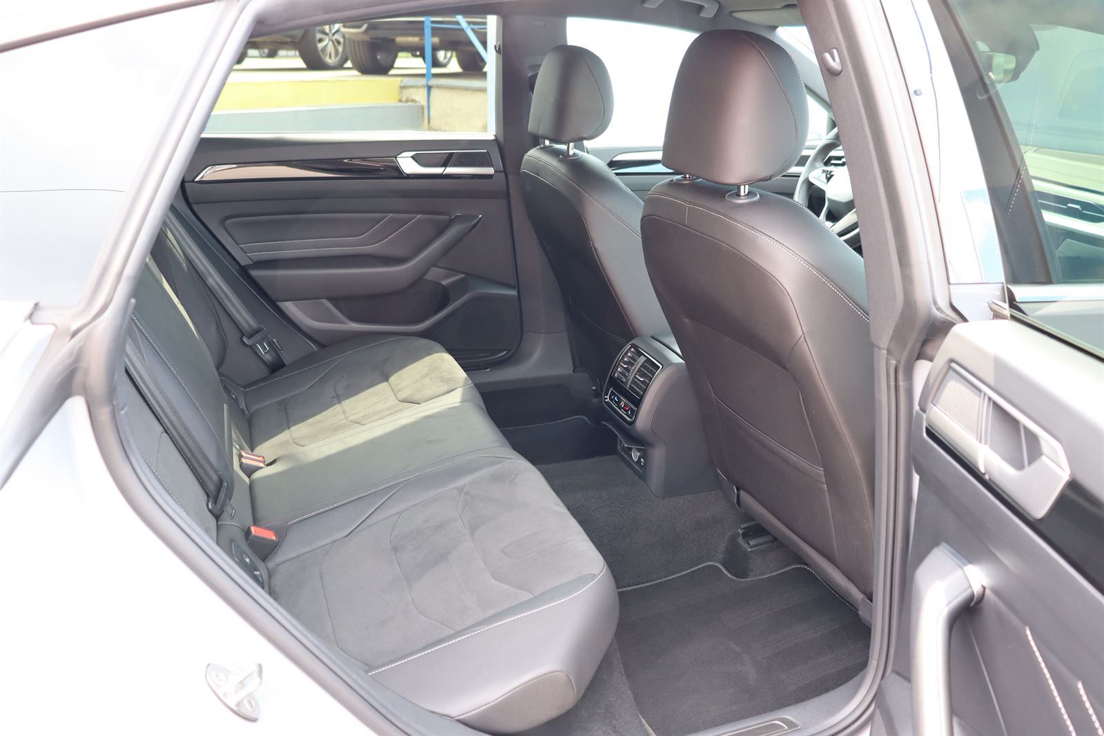 Volkswagen Arteon, 2.0 TDI DSG R-line - fotka 6