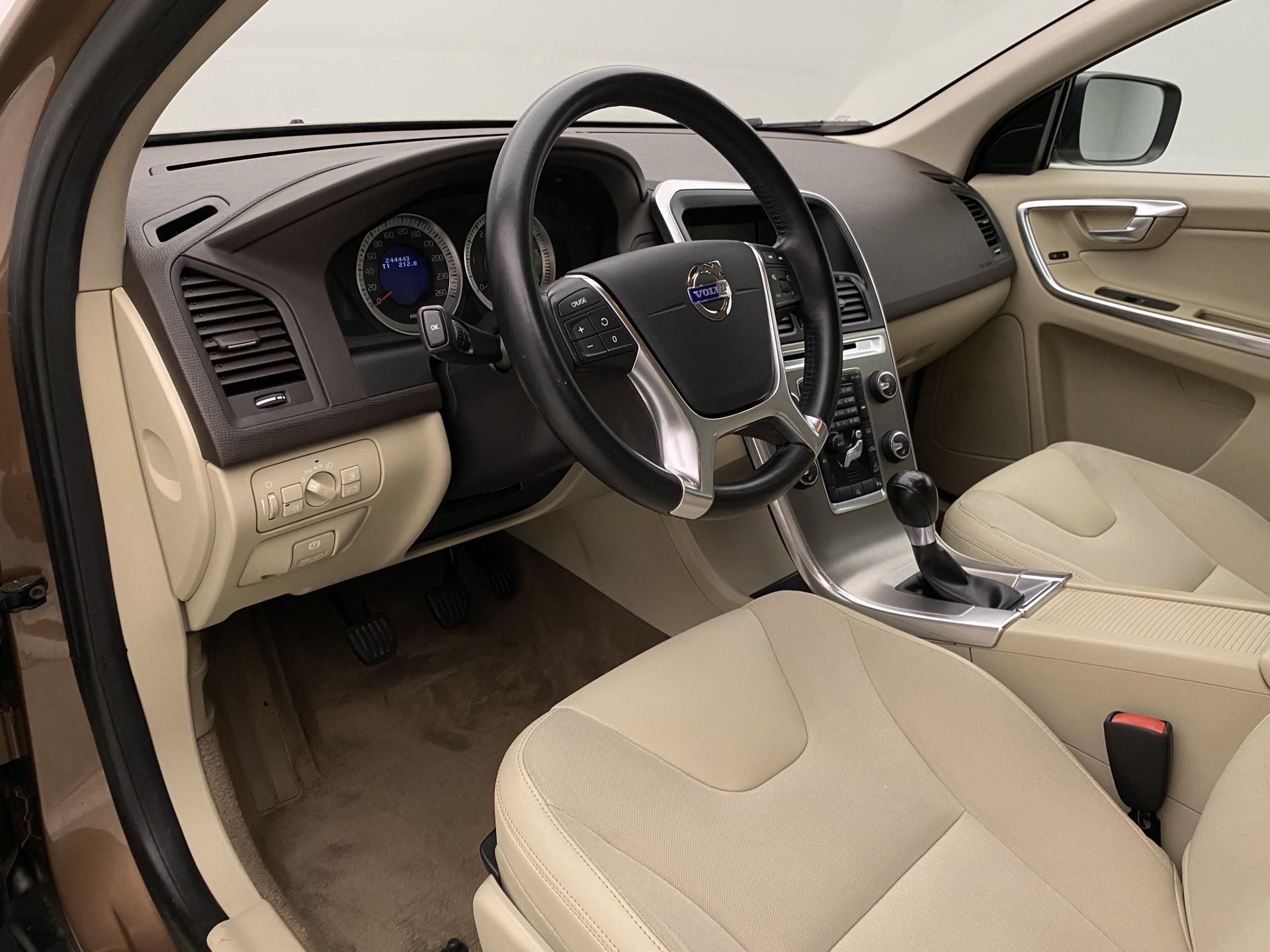 Volvo XC60, D4 AWD MOMENTUM CZ - fotka 4
