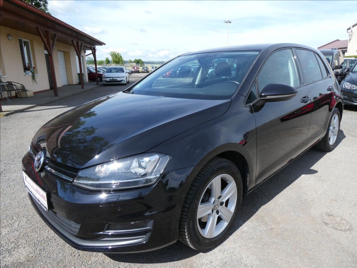 Volkswagen Golf, 1,6 TDi 77kW serviska, xenony - fotka 3