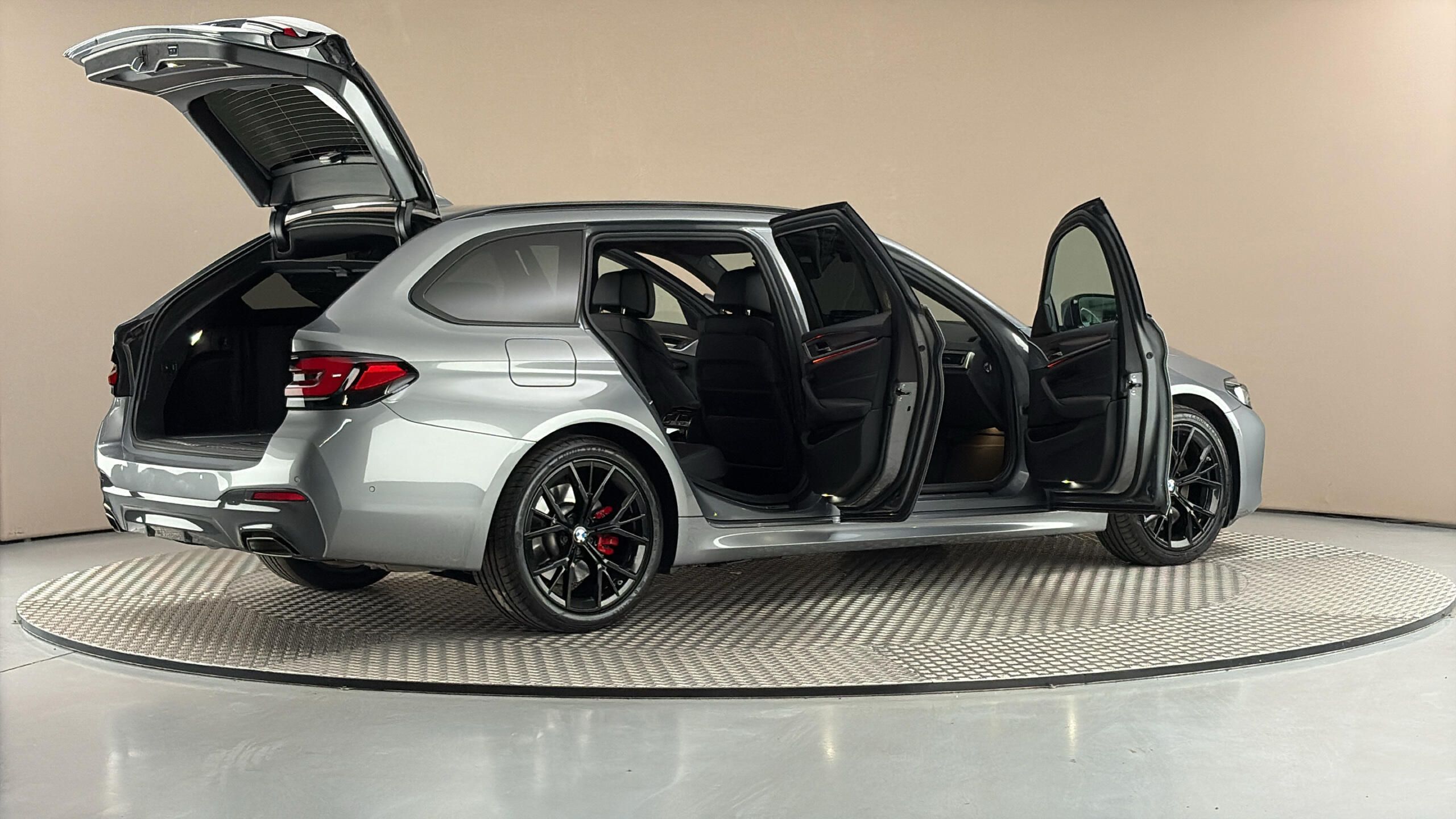 BMW Řada 5, 540i AUT xDrive M-paket Tourin - fotka 6