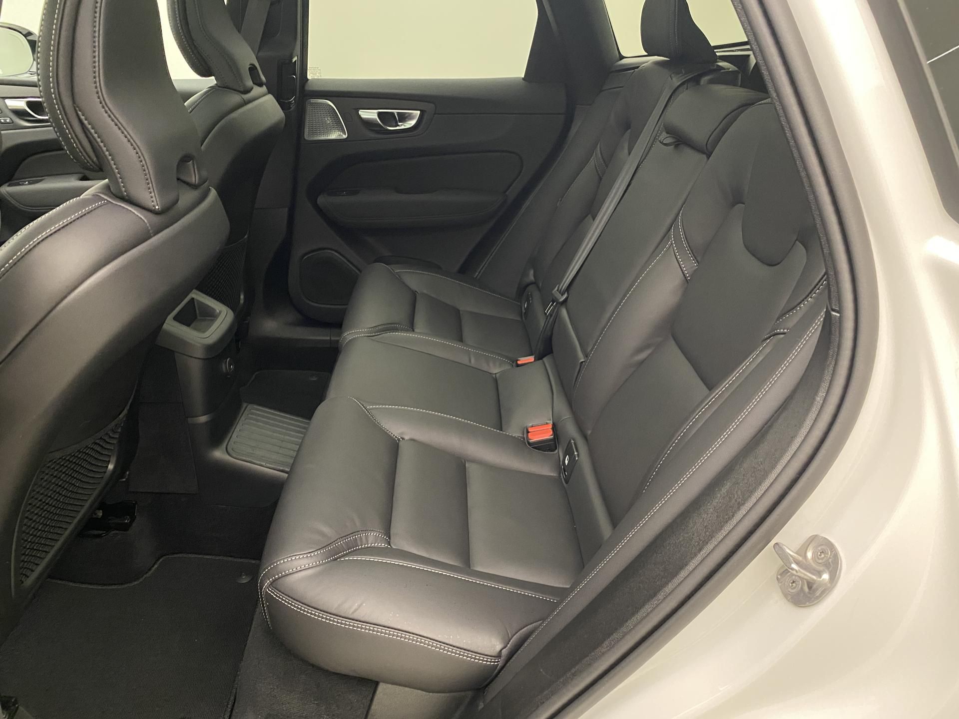 Volvo XC60, T6 AWD RECHARGE DARK PLUS CZ - fotka 5