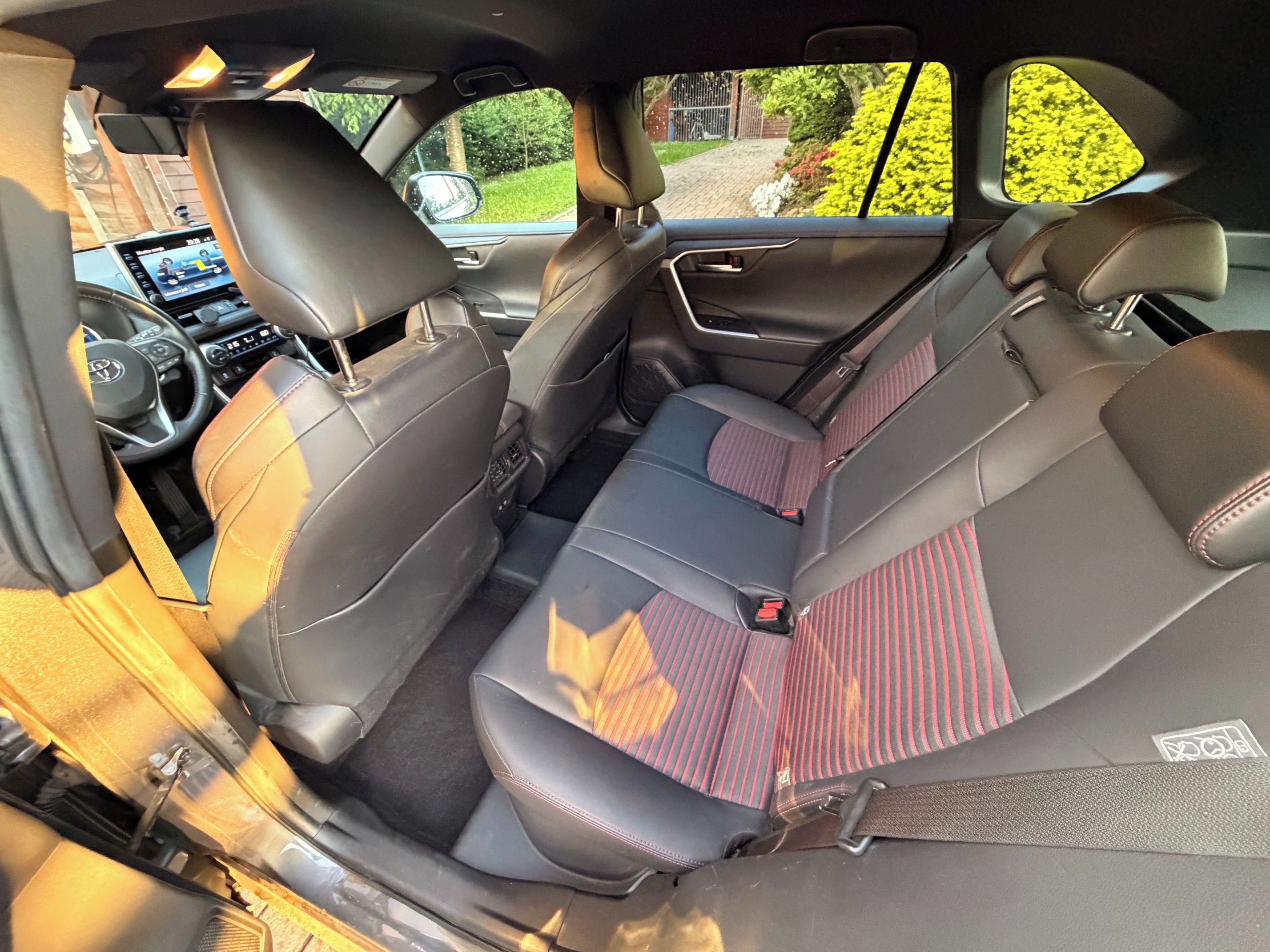 Toyota Rav4, Plug in 4 x 4 - fotka 5