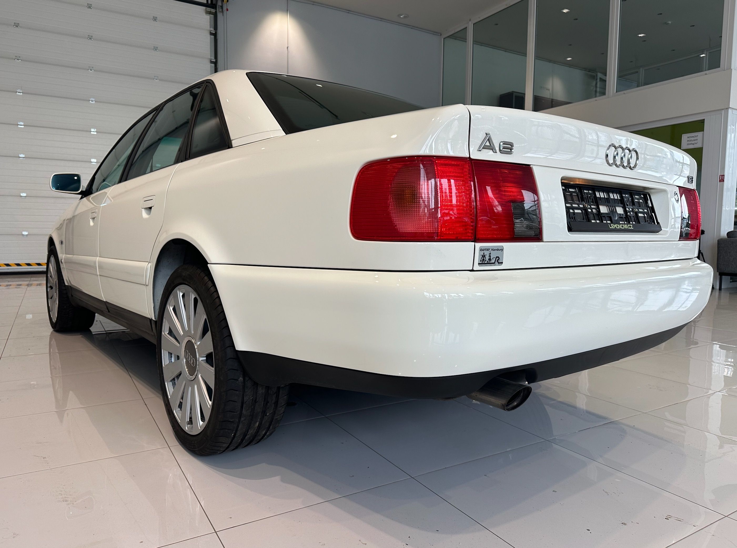Audi A6, C4 1.8 5v 160.000km Top Stav - fotka 4