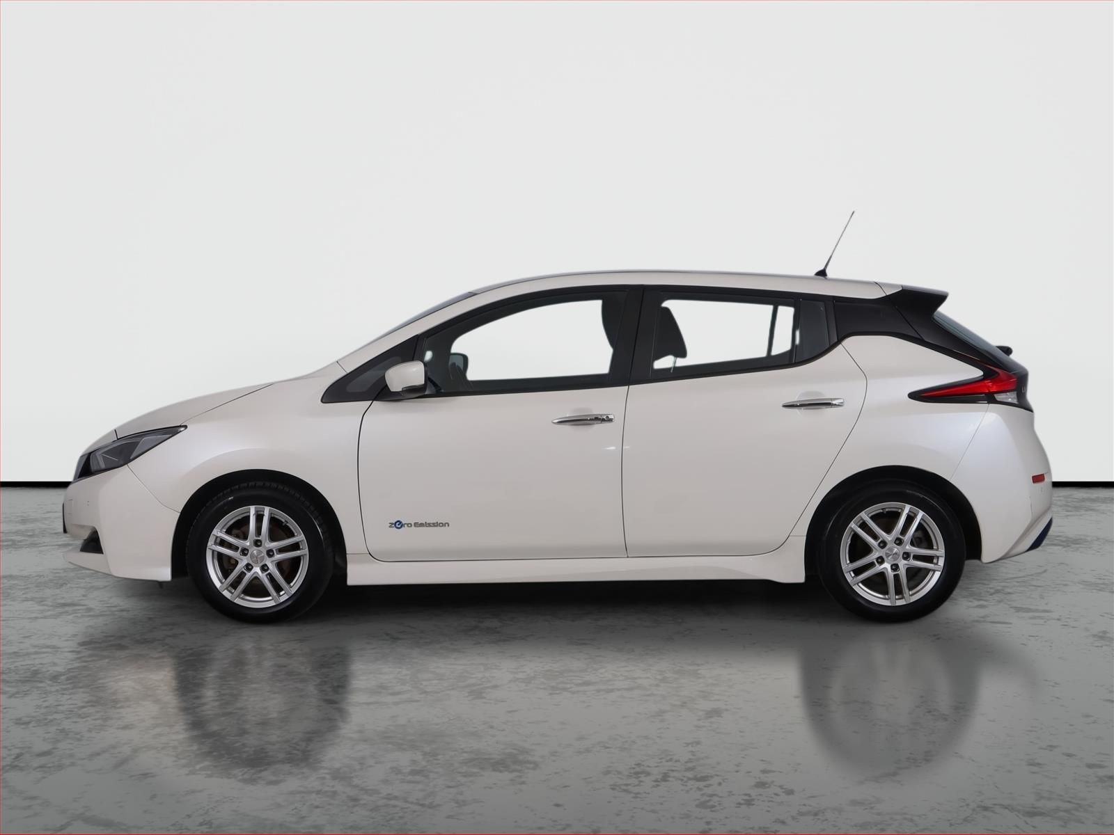 Nissan LEAF, 40 kWh, SoH 87%, Automat - fotka 3