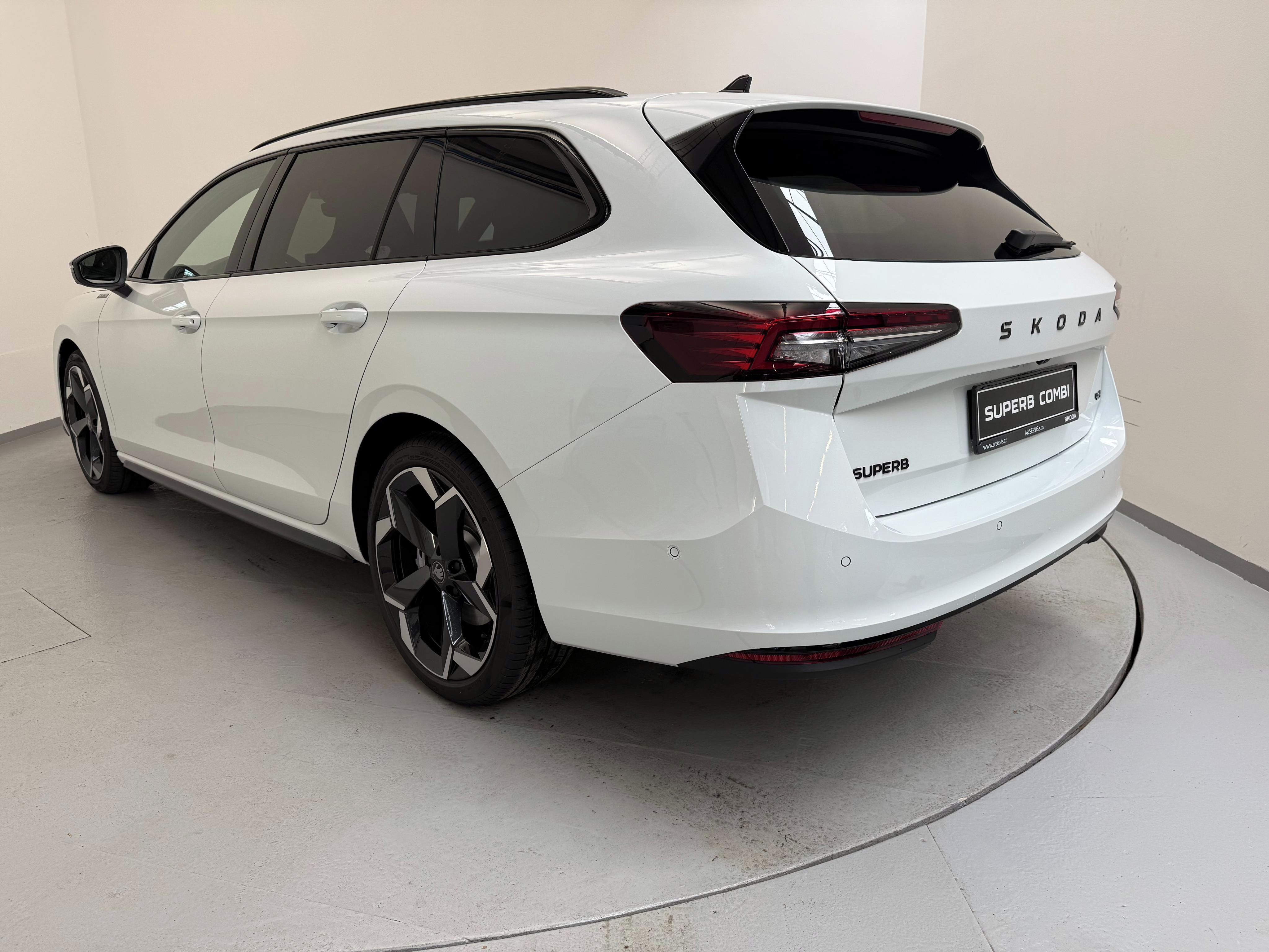 Škoda Superb, Sportline 2,0TSI 195kW 7DSG - fotka 3