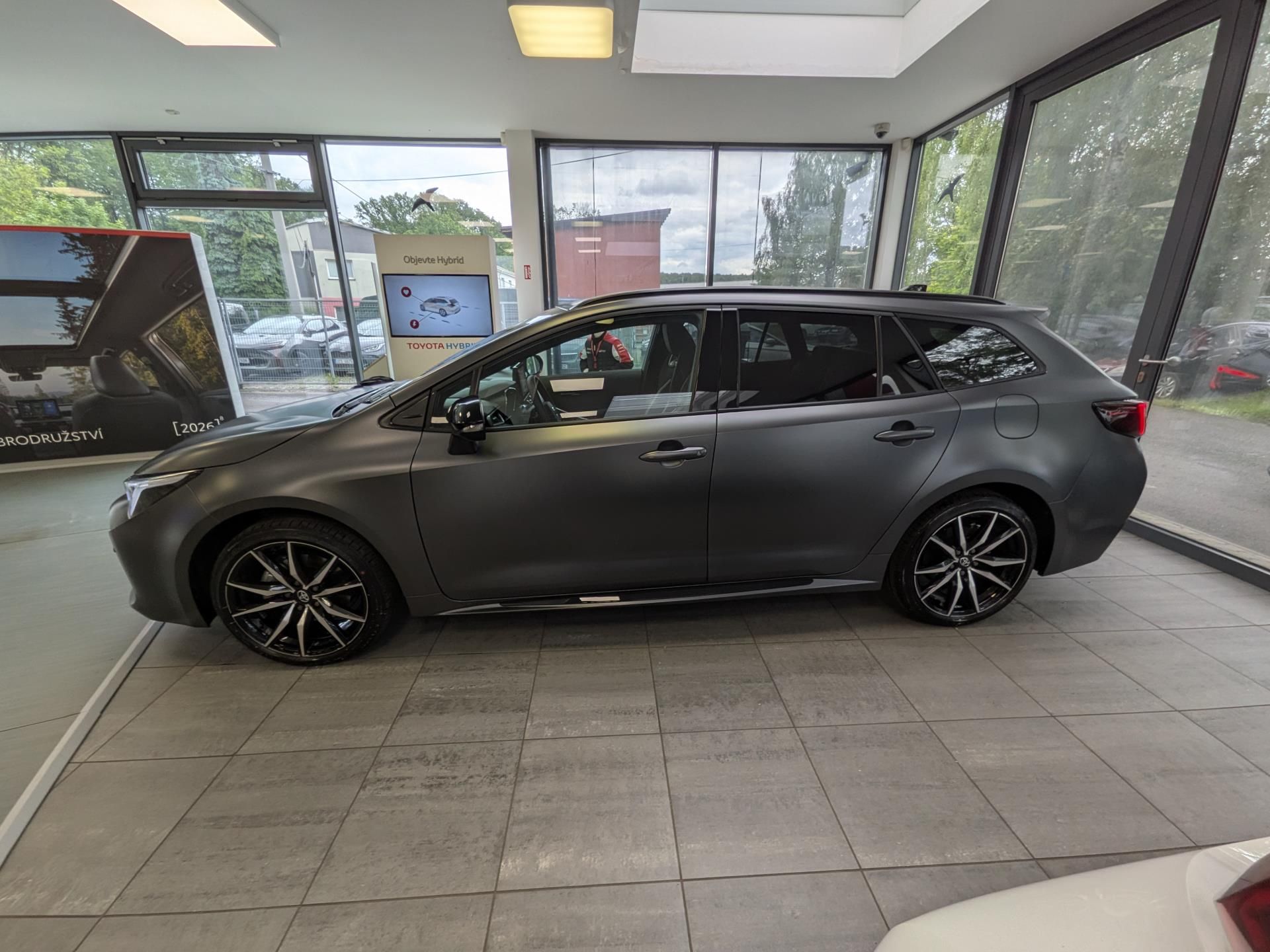 Toyota Corolla, 2,0 HEV GR SPORT JBL – MATNÁ Š - fotka 4
