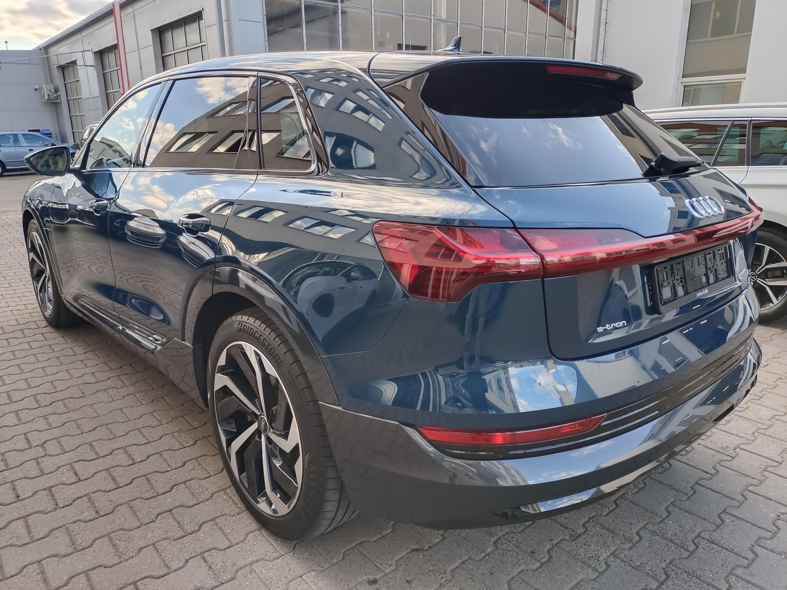 Audi Q4 e-tron, E-tron 55 4x4 S-Line 300kW - fotka 5