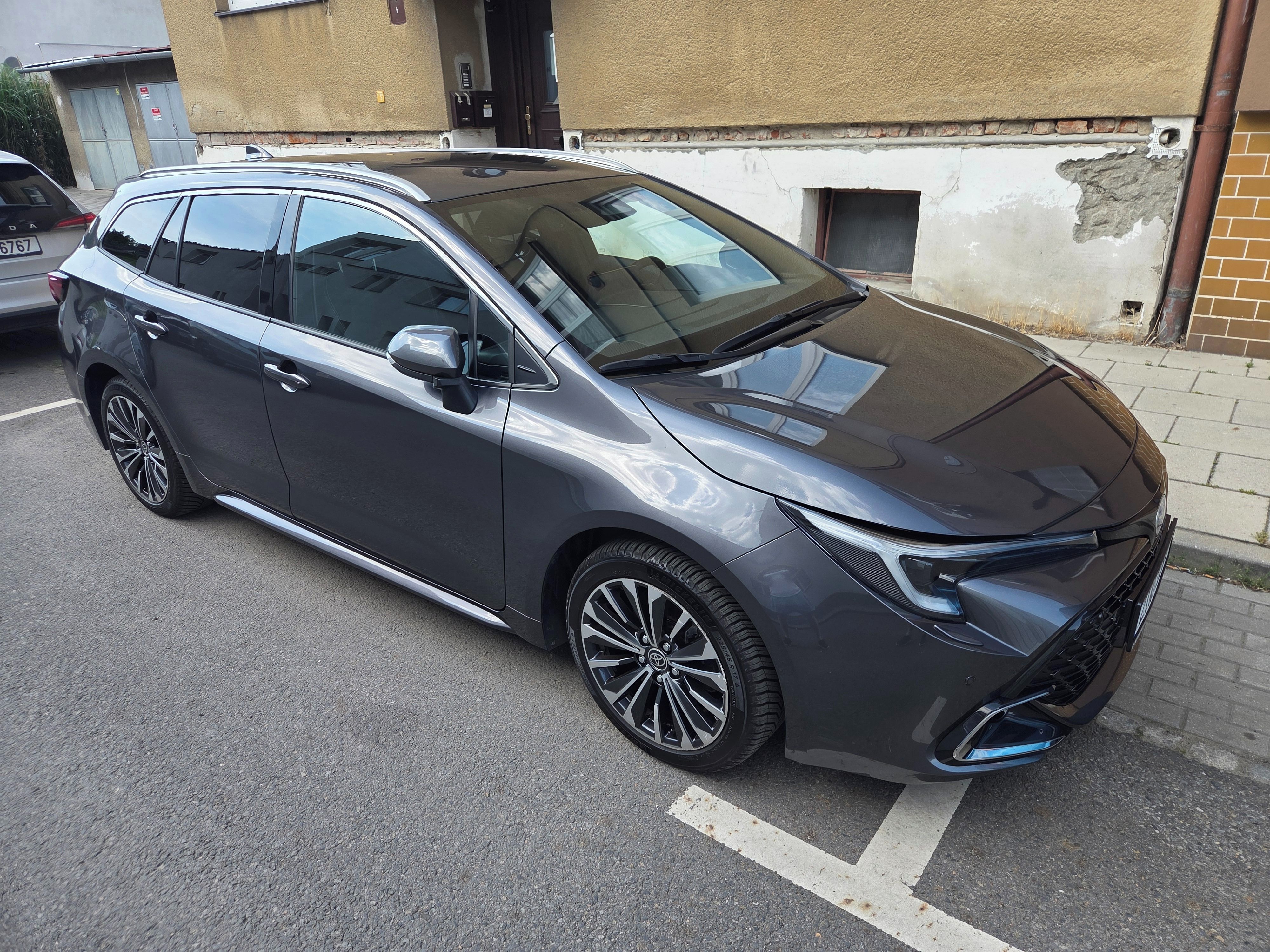 Toyota Corolla, 103kw 1.8 Hybrid e-CVT,X5Style - fotka 2