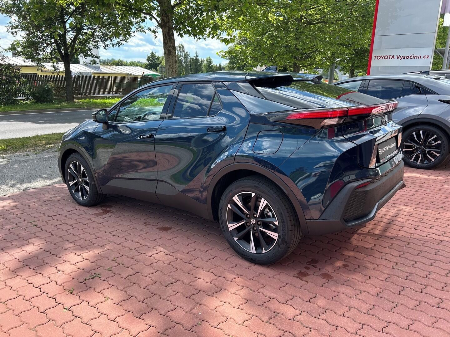 Toyota C-HR, 2,0 Plug-in Hybrid 220 koní - fotka 4