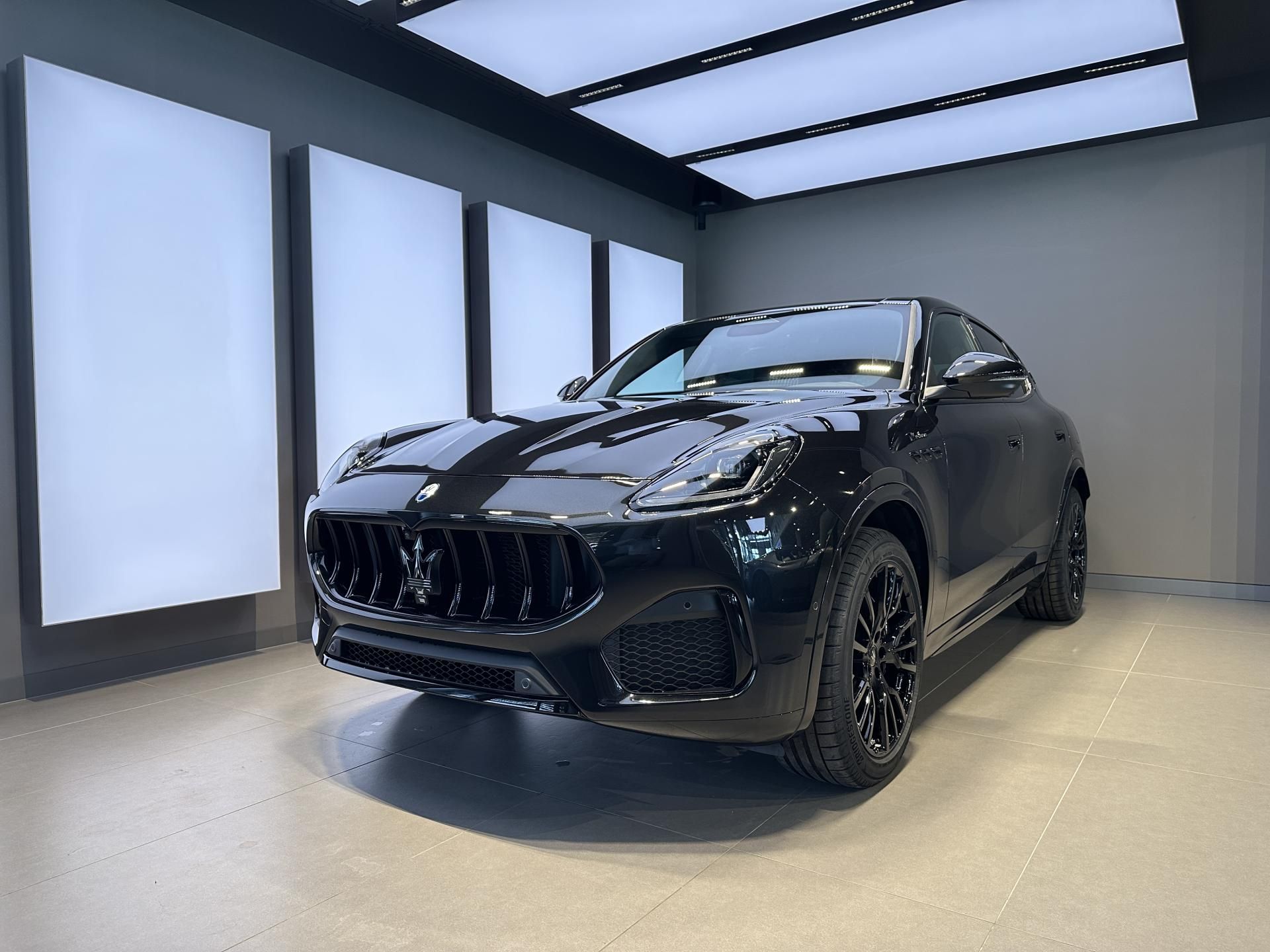 Maserati Grecale, Grecale Modena 330 HP