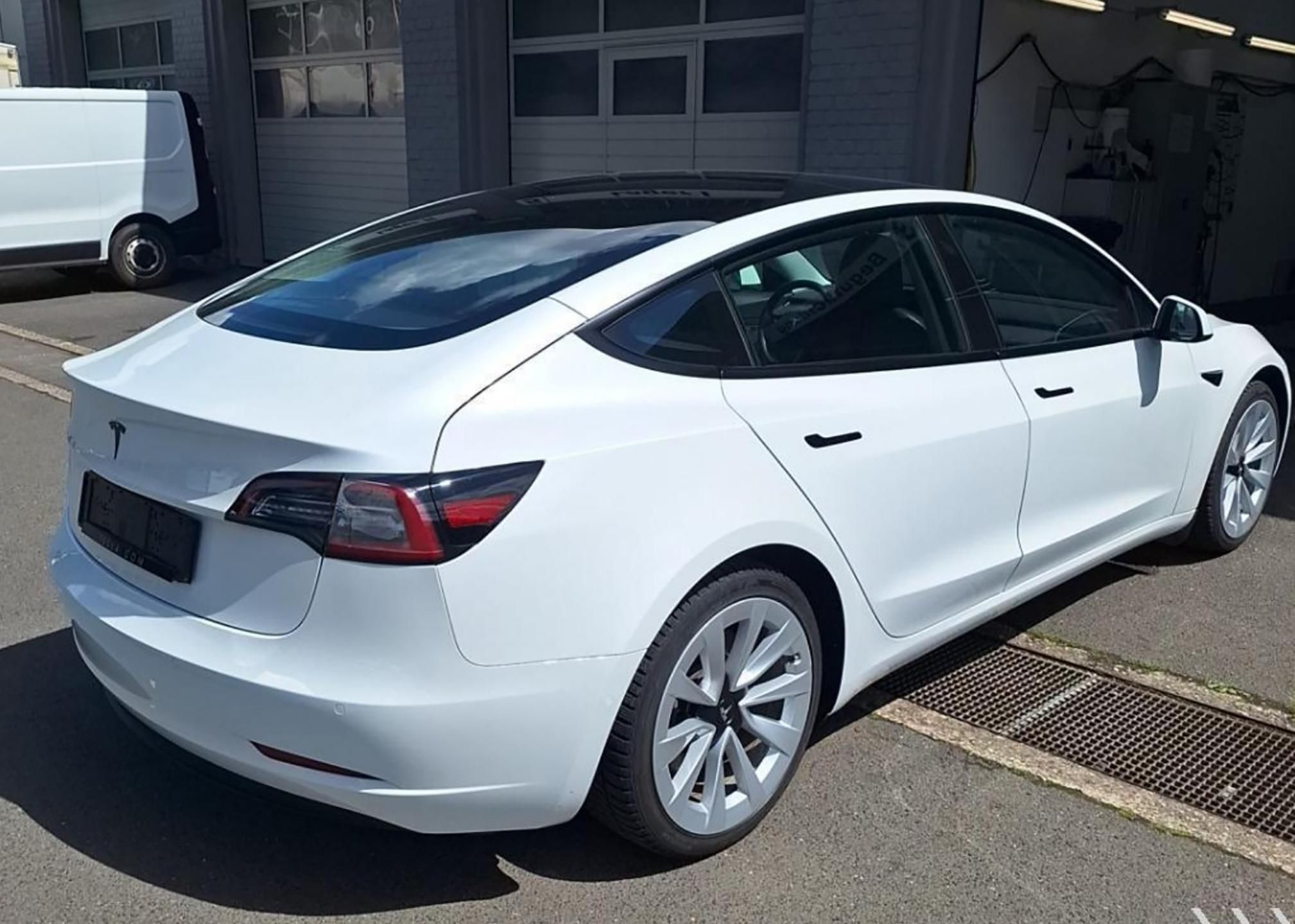 Tesla Model 3, Standard Range Plus - fotka 2