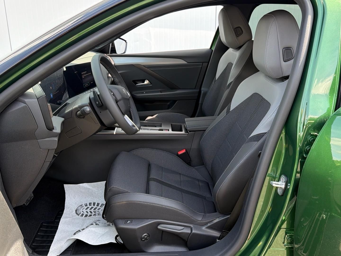 Opel Astra, 1.2TURBO 145k 107kW GS - fotka 5