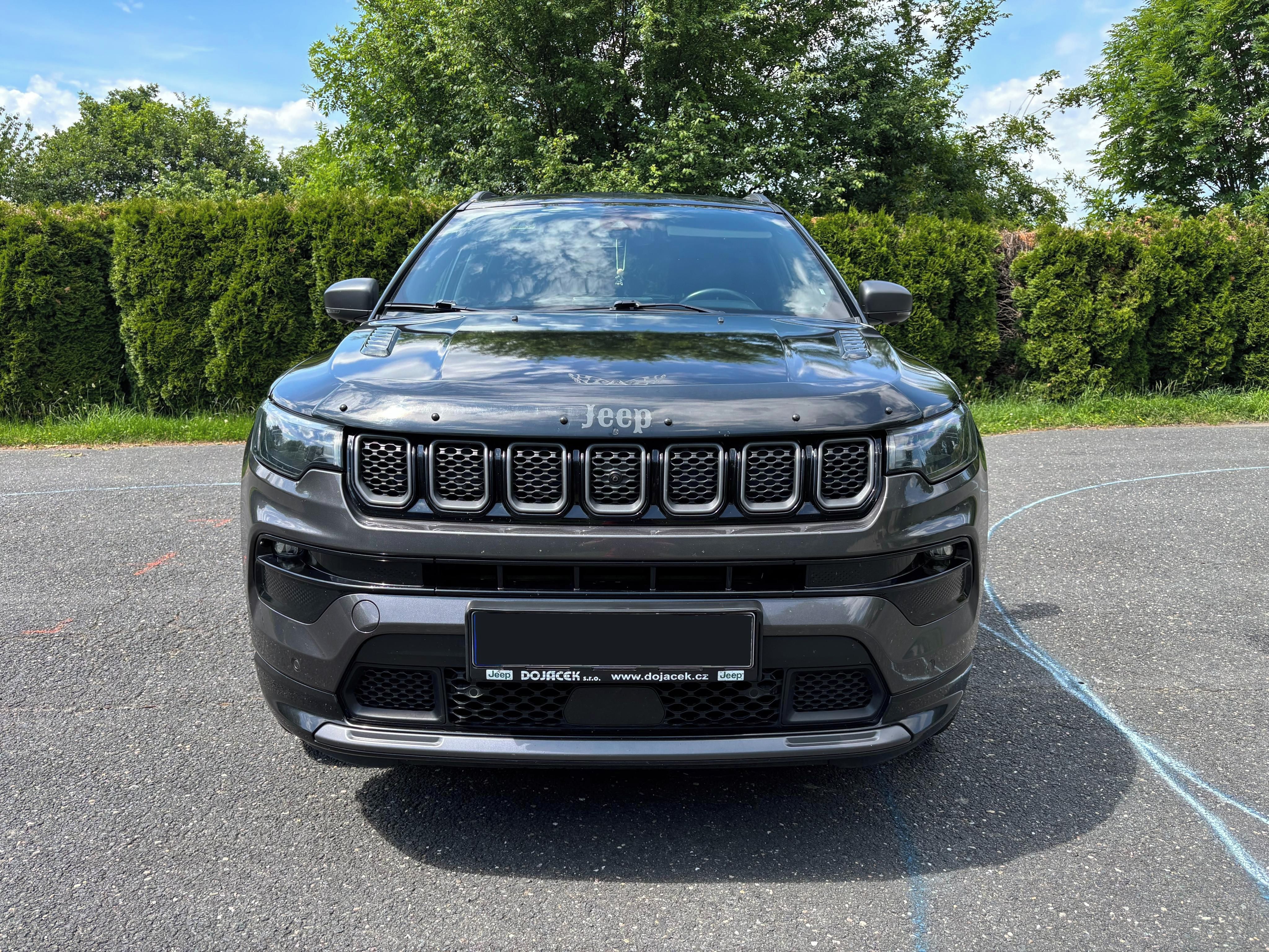 Jeep Compass, 1.3T-GDI 110kw S. Knih 80th ČR - fotka 2