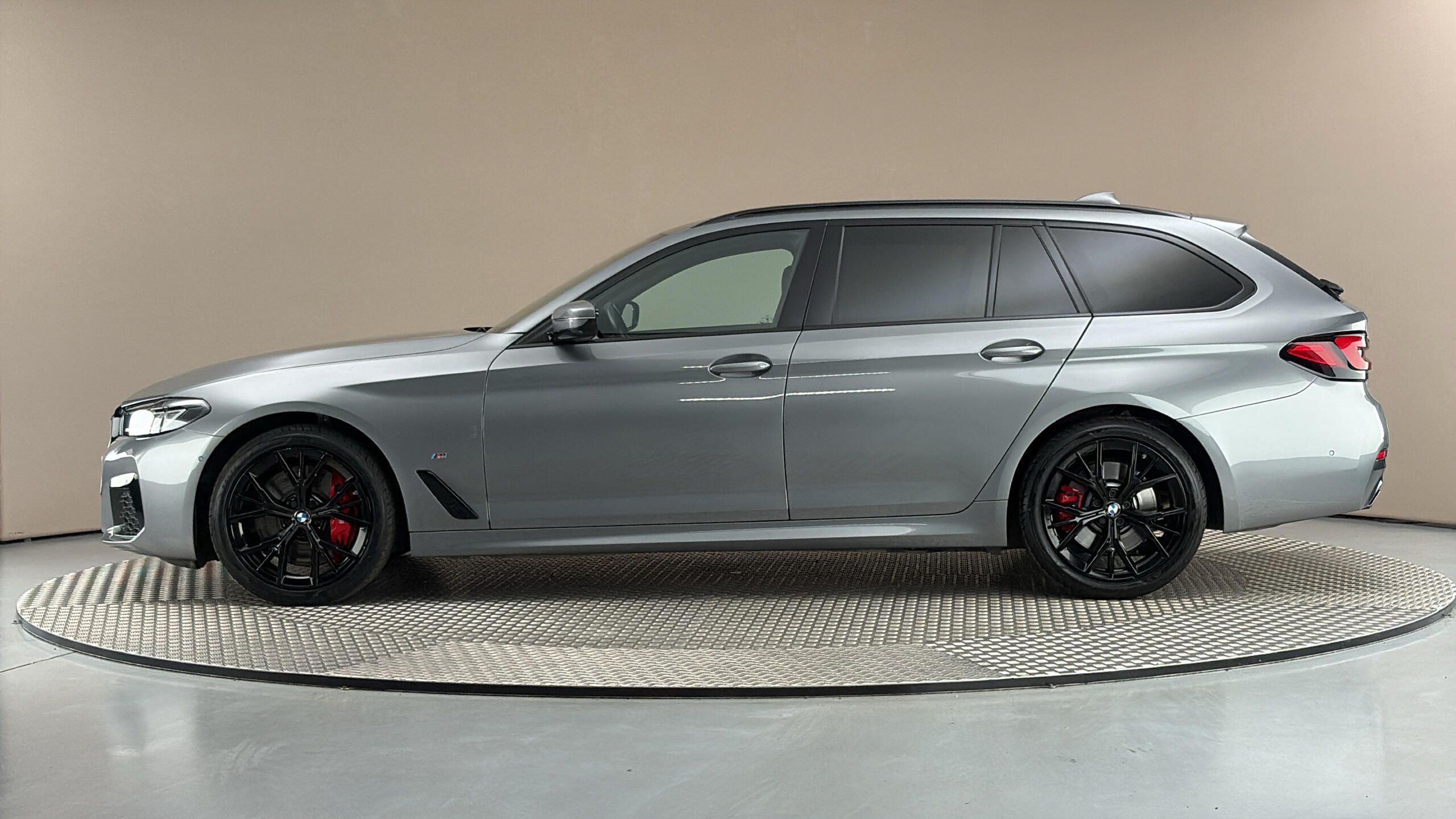 BMW Řada 5, 540i AUT xDrive M-paket Tourin - fotka 4