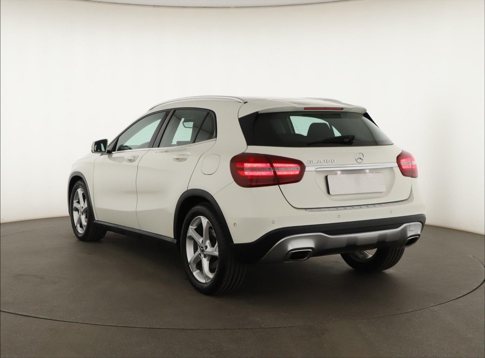 Mercedes-Benz GLA, 180, Automat, Kůže, Navi - fotka 4