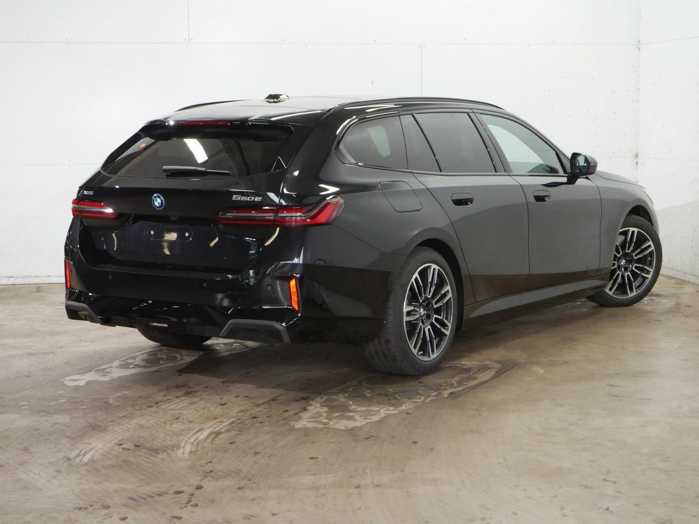 BMW Řada 5, 550e xDrive Touring M PRO - fotka 4