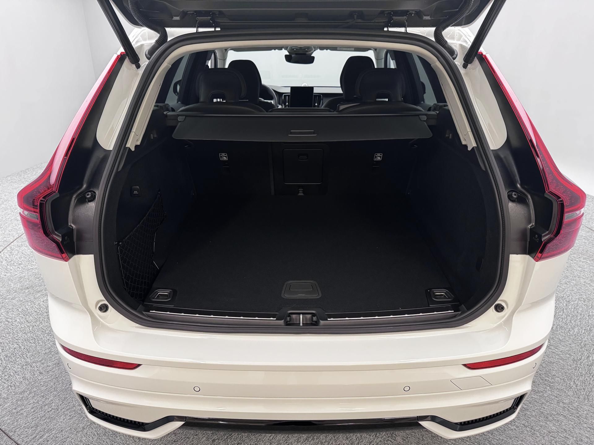 Volvo XC60, B5 AWD AUT DARK ULTRA - fotka 5