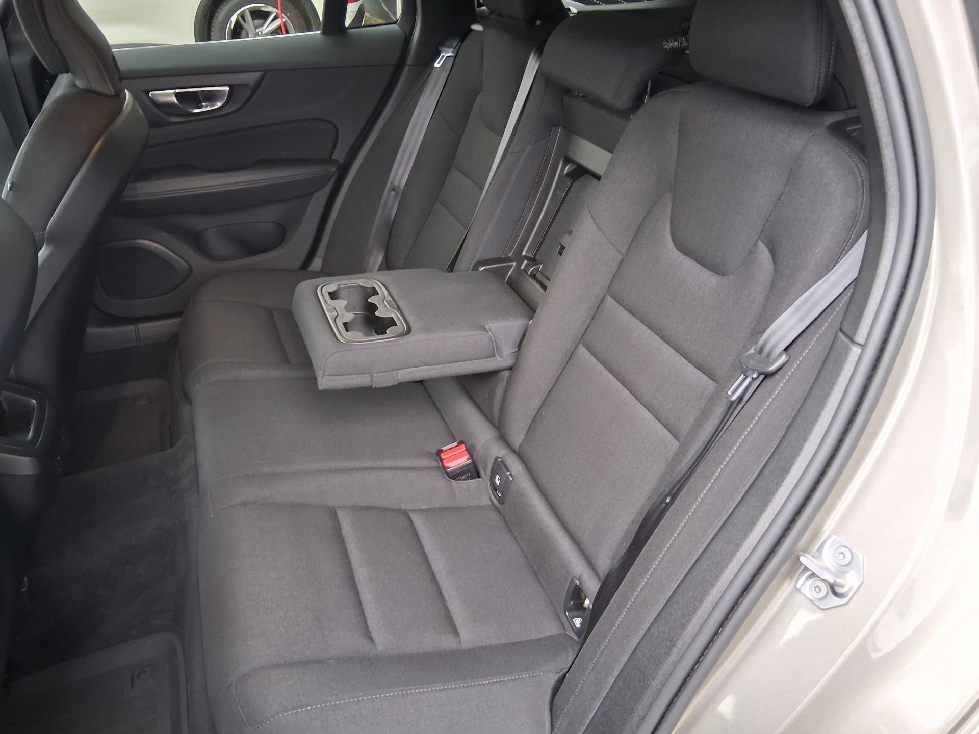 Volvo V60, MOMENTUM 2.0 D3 110 kW - fotka 5