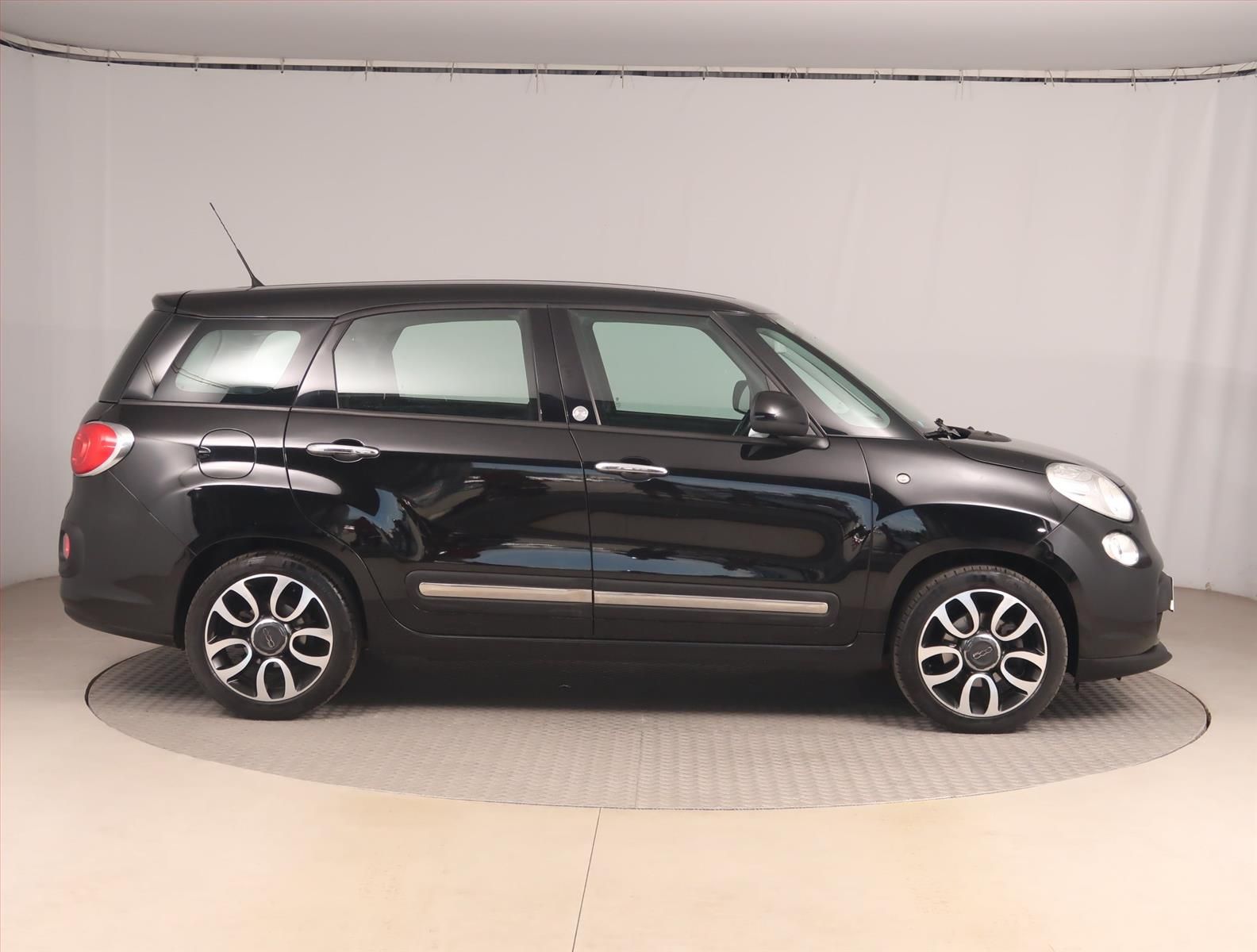 Fiat 500L, 1.6 MultiJet, ČR,1.maj - fotka 6