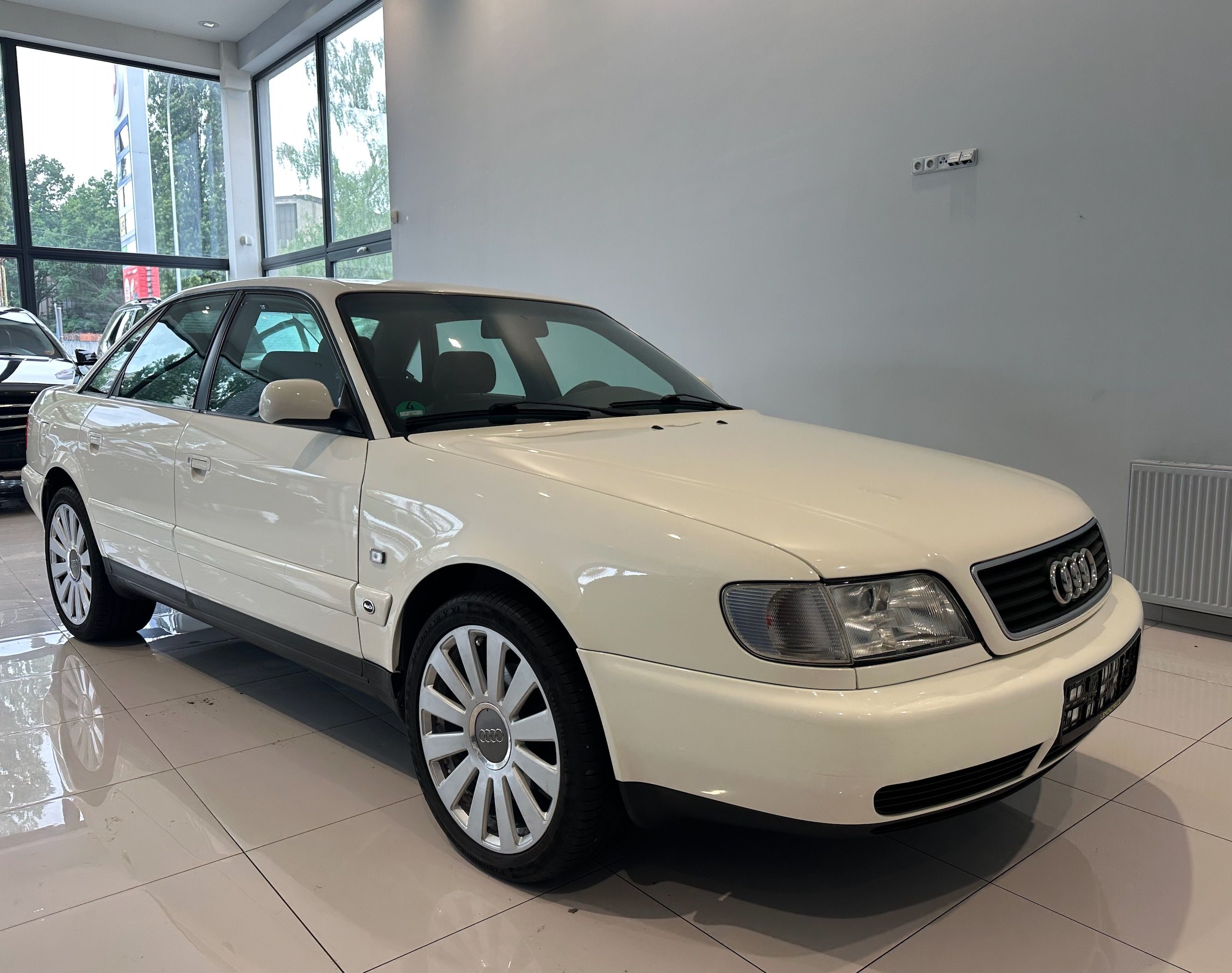 Audi A6, C4 1.8 5v 160.000km Top Stav - fotka 2