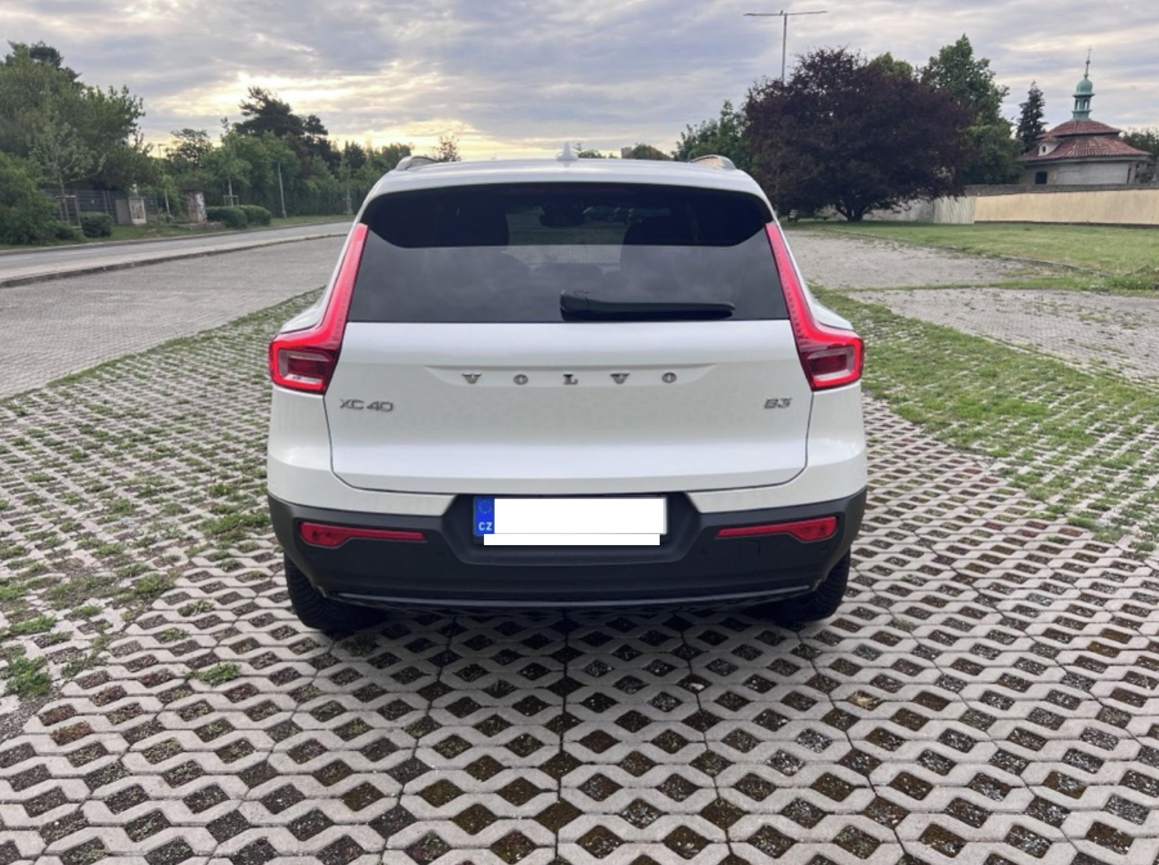 Volvo XC40, B3 Plus Dark Mild Hybrid Auto - fotka 5