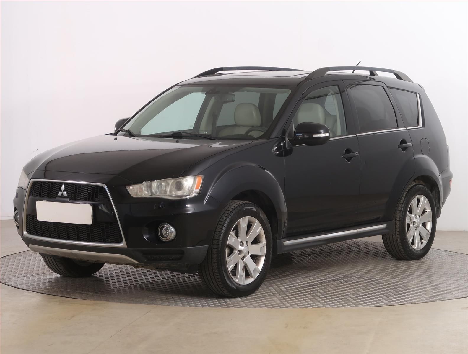 Mitsubishi Outlander, 2.2 DI-D, 4X4, 7 míst - fotka 2