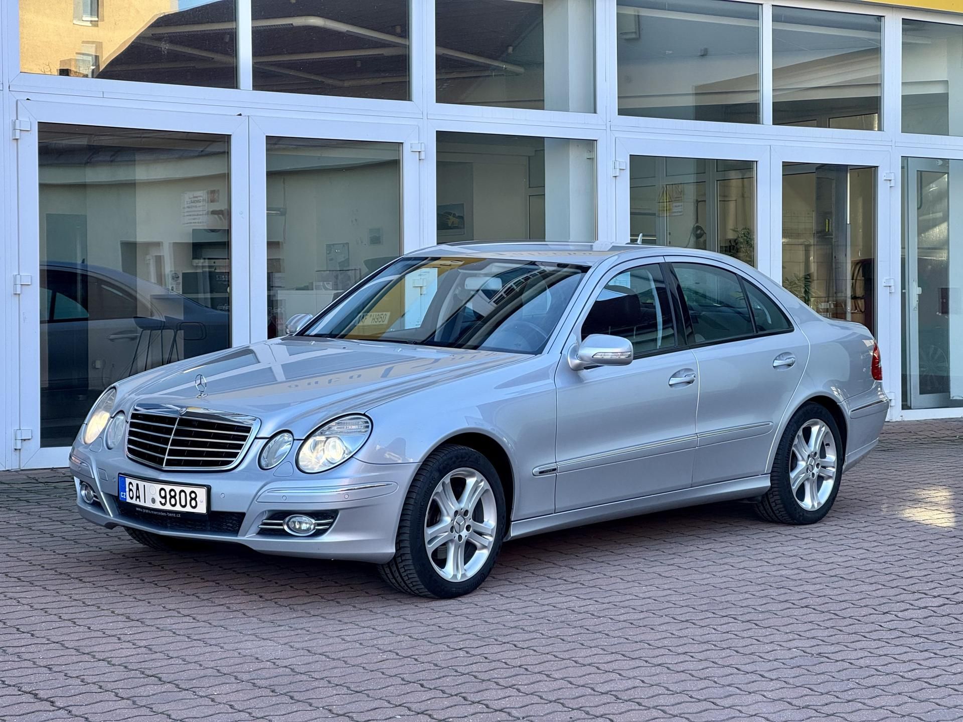 Mercedes-Benz Třídy E, 320CDI 4 MATIC, ČR, 1.maj - fotka 2