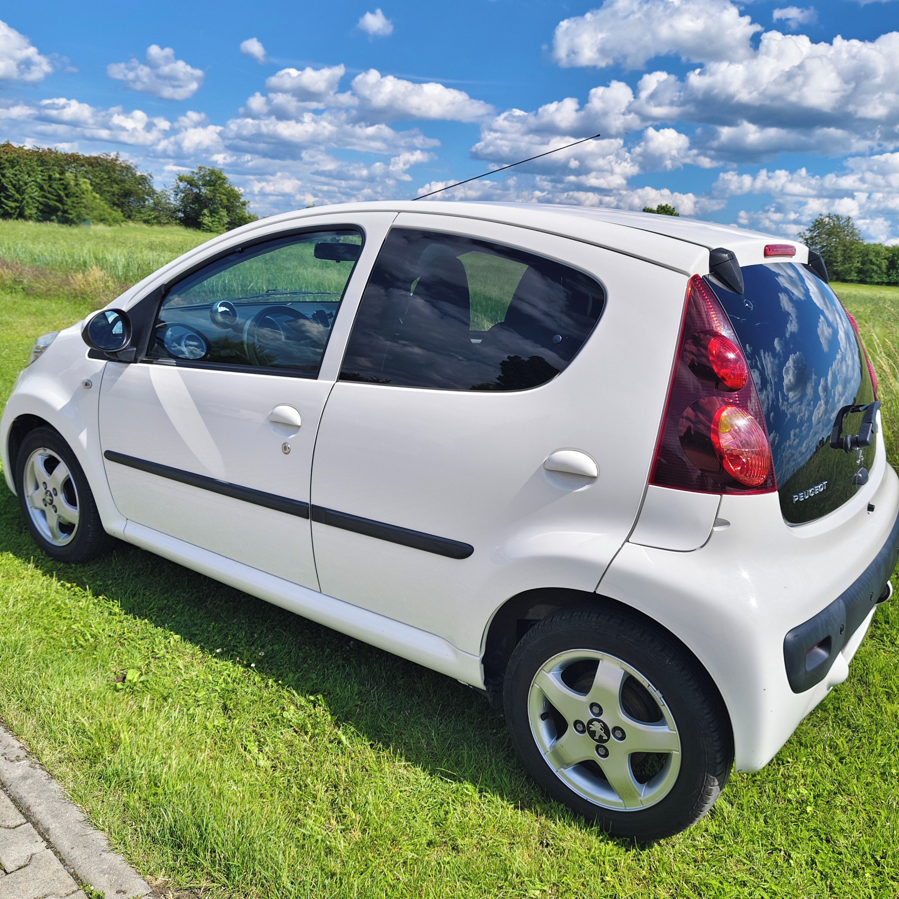 Peugeot 107, kůže/Alcantar, couvací senzory - fotka 4