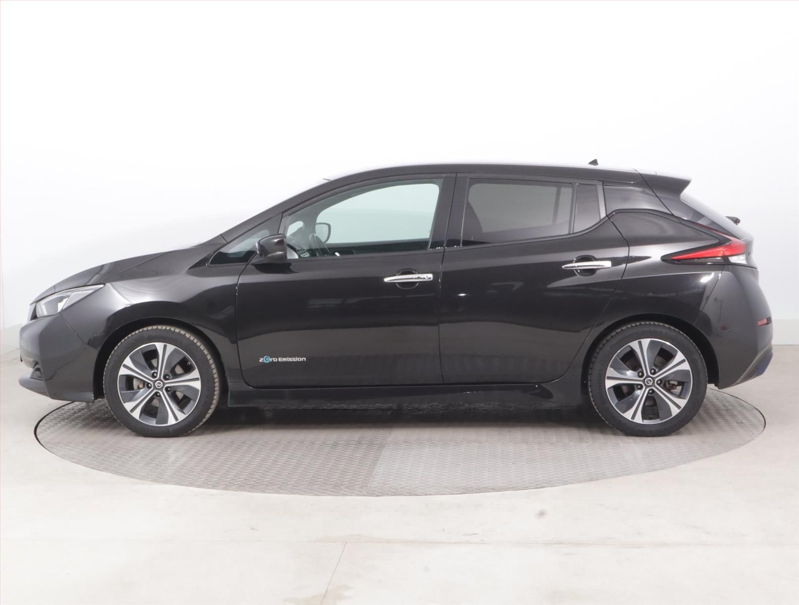Nissan LEAF, 40 kWh, SoH 88%, Automat - fotka 3