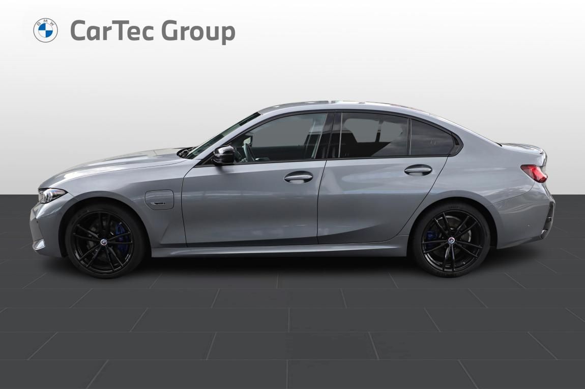 BMW Řada 3, 330e Sedan - fotka 2