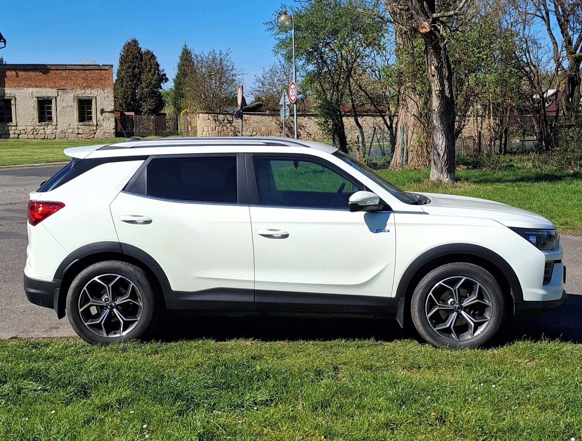 SsangYong Korando, 1.5,tažné,automat,sada kol - fotka 3