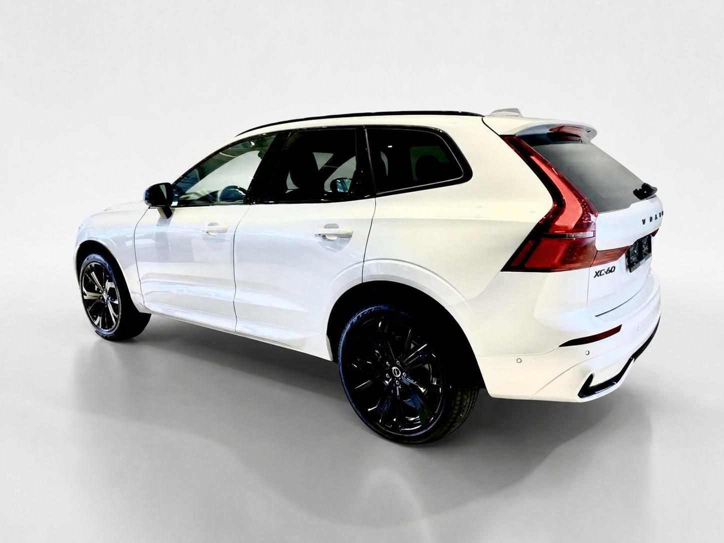 Volvo XC60, B5 AWD PLUS BLACK EDITION - fotka 4