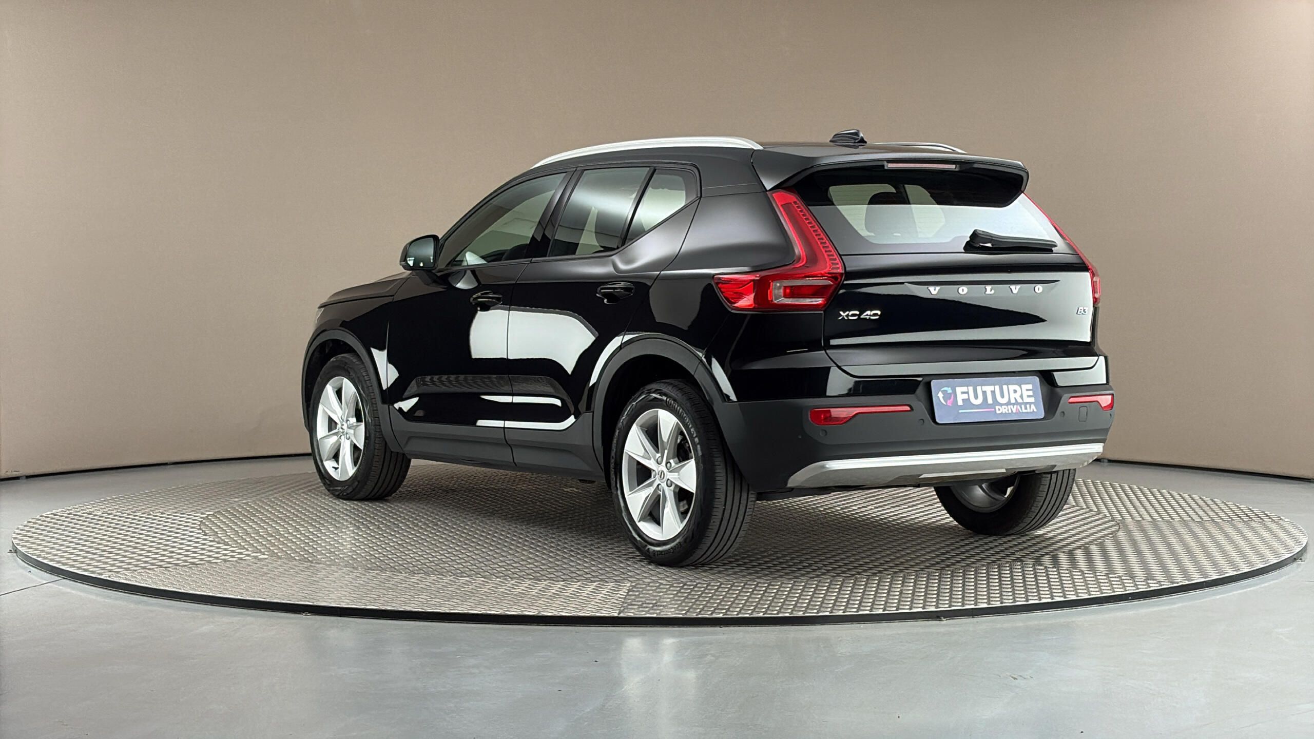 Volvo XC40, 2.0 B3 AUT Core - fotka 2