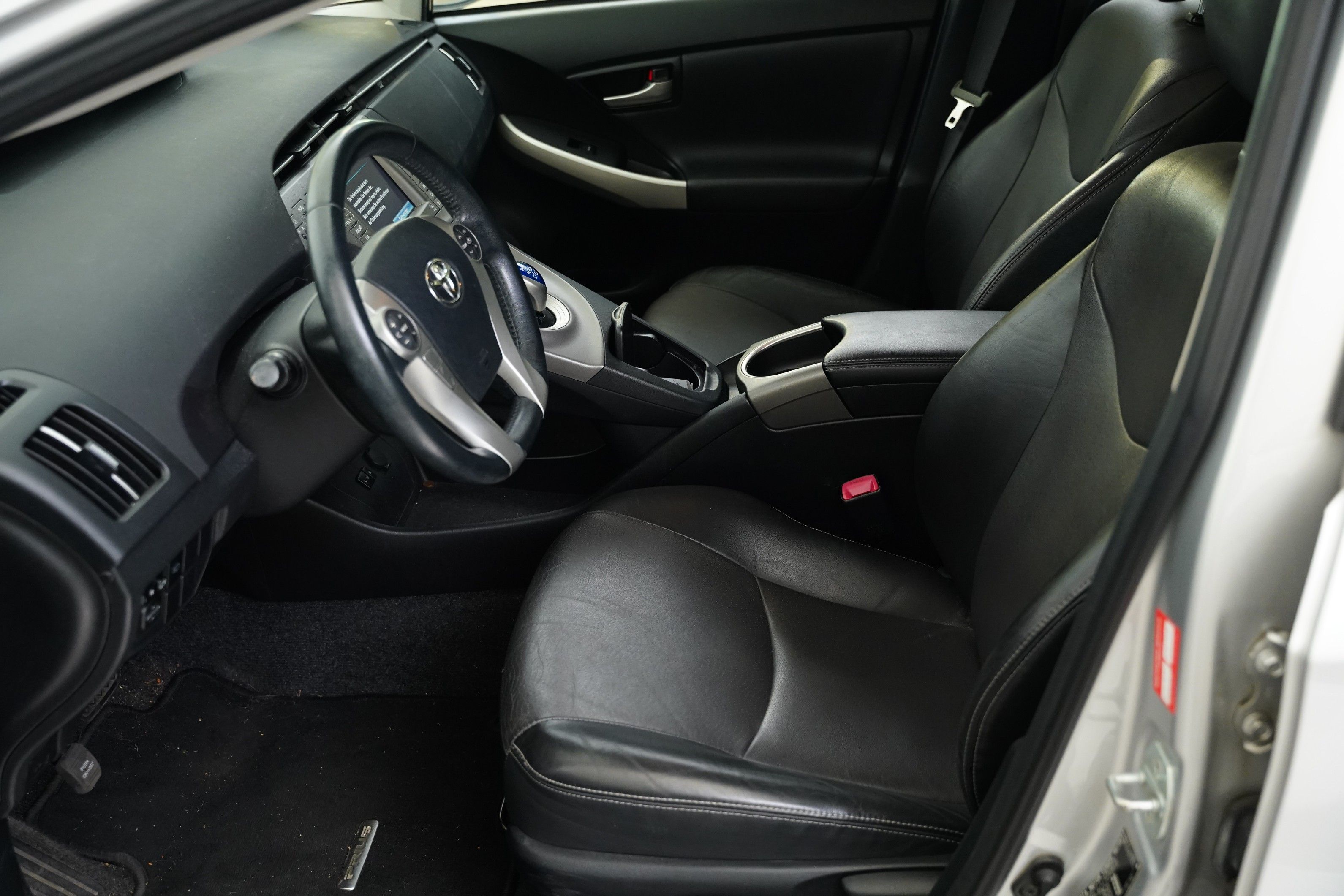 Toyota Prius, 1.8 Hybrid 100 kW Executive - fotka 6