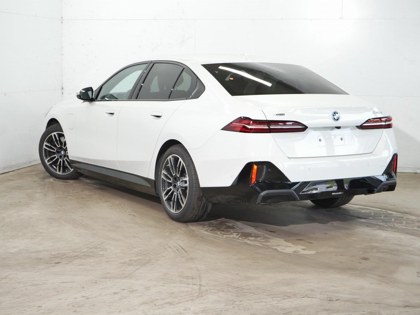BMW Řada 5, 550e xDrive - fotka 3