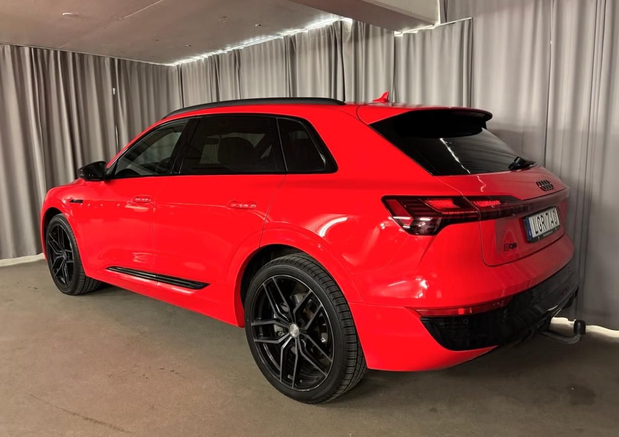 Audi Q8 e-tron, 55 Q 360k Matrix Panorama Taž. - fotka 4