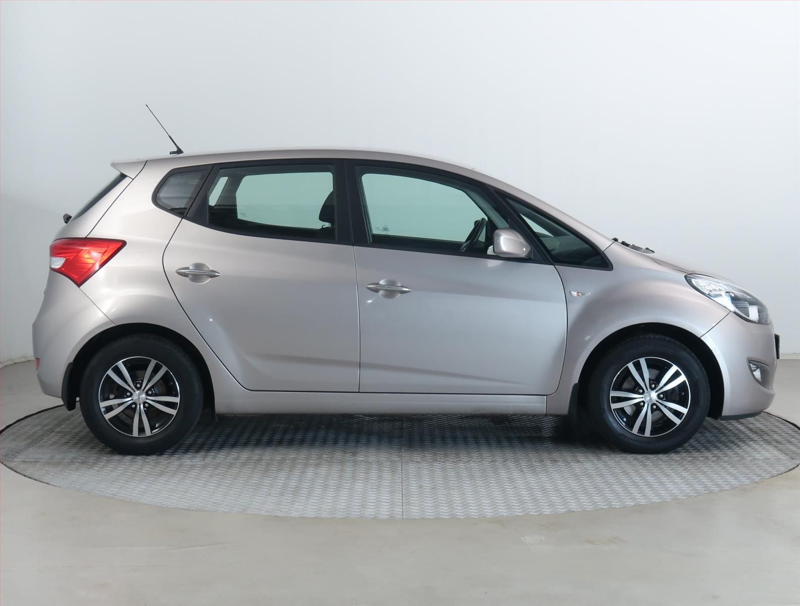 Hyundai ix20, 1.4 CRDi, Serv.kniha - fotka 6