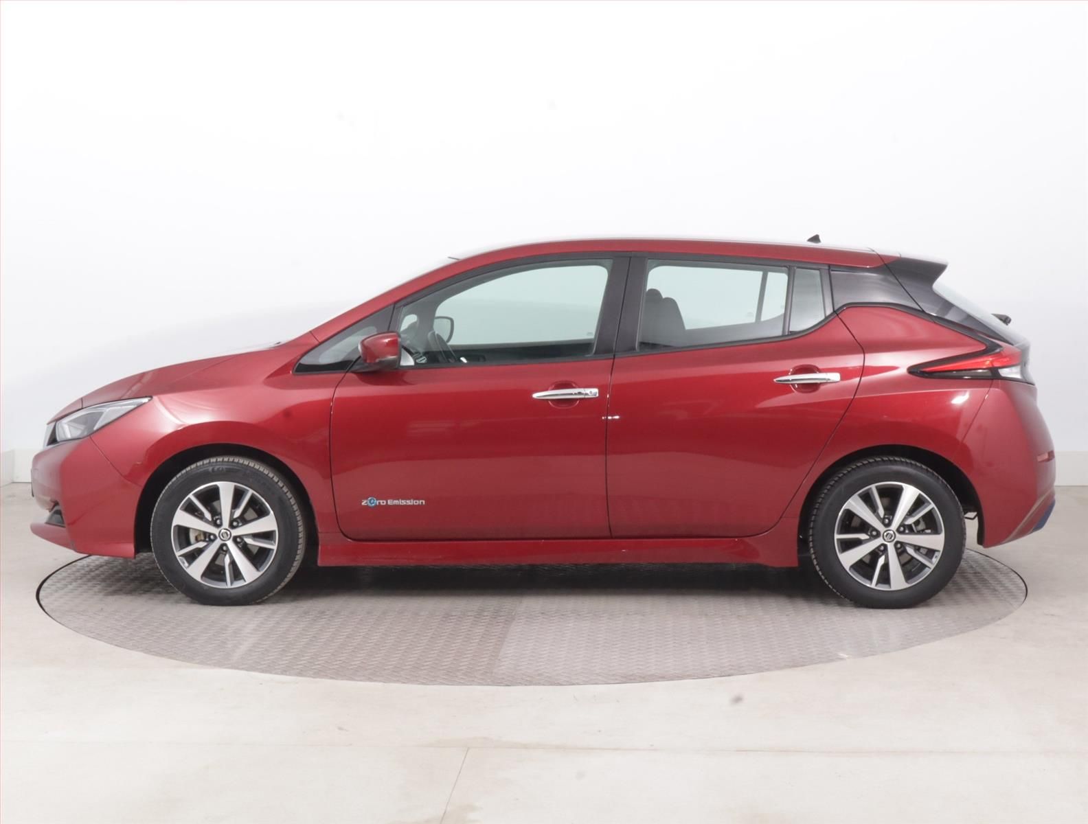 Nissan LEAF, 40 kWh, SoH 88%, Automat - fotka 3