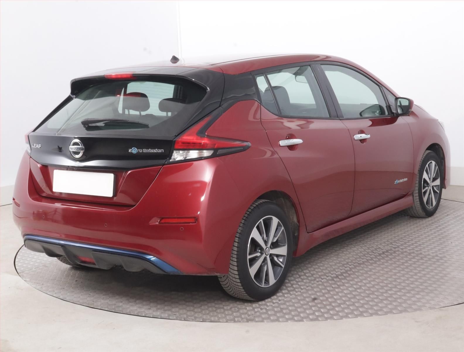 Nissan LEAF, 40 kWh, SoH 88%, Automat - fotka 5