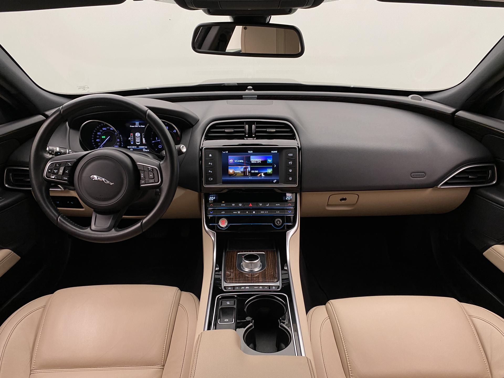Jaguar XE, 2.0D 132kW PURE AUT - fotka 2