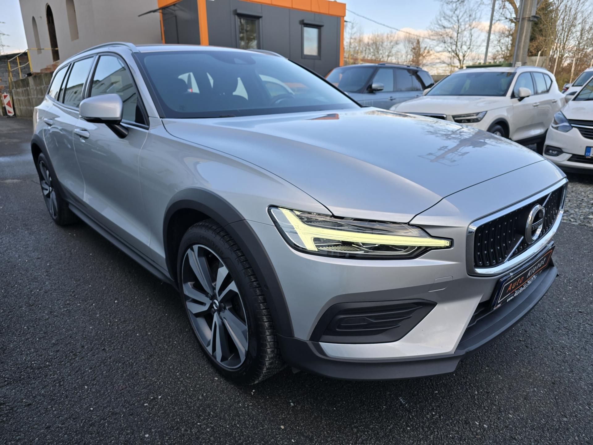 Volvo V60, 2,0 184kW B5 4x4 CROSS COUNTRY - fotka 2