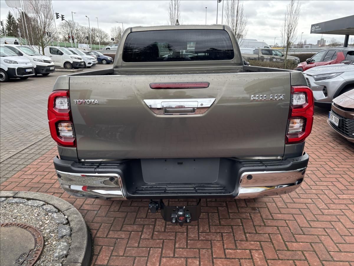 Toyota Hilux, 2,8   INVINCIBLE - fotka 6
