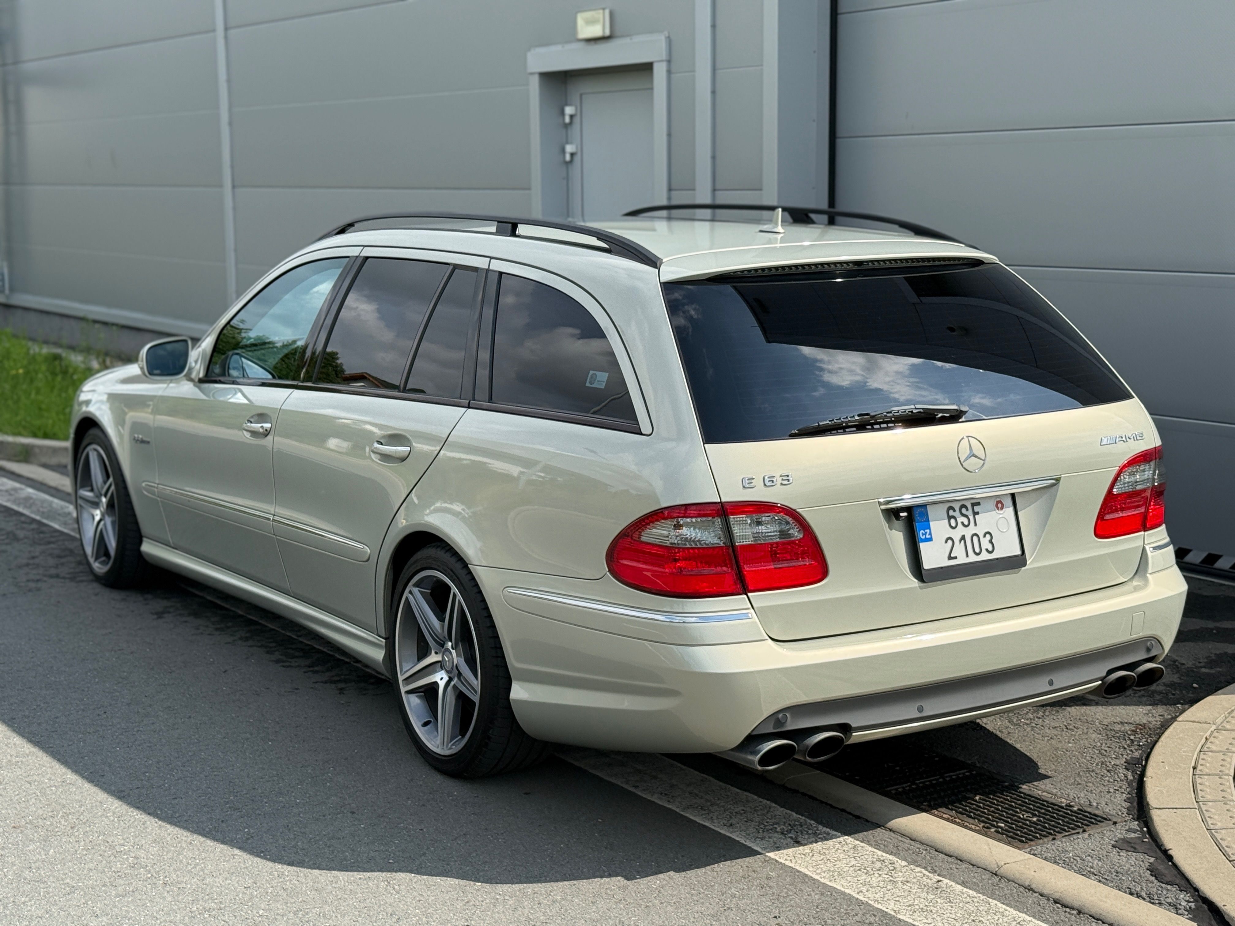 Mercedes-Benz Třídy E, E63 AMG, 6.3 V8, 378 kw, DPH - fotka 6